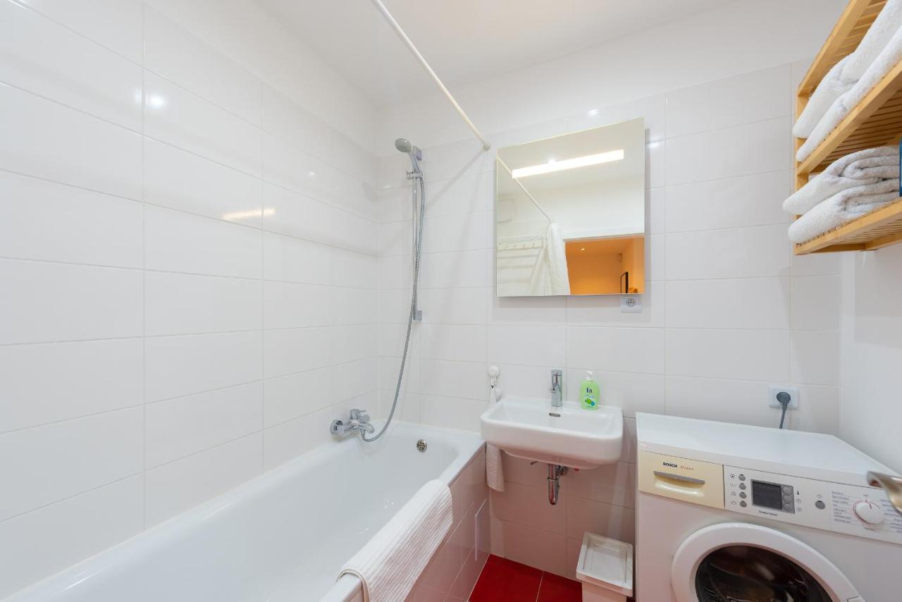 Bright Charming Apt With Terrace, Parking & Airco. Prague Ngoại thất bức ảnh